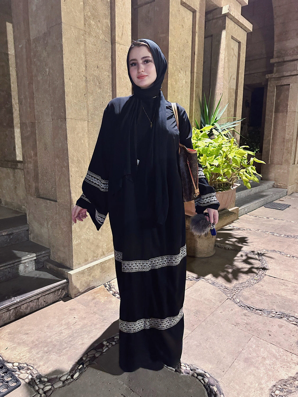 Embroider closed abaya B&W