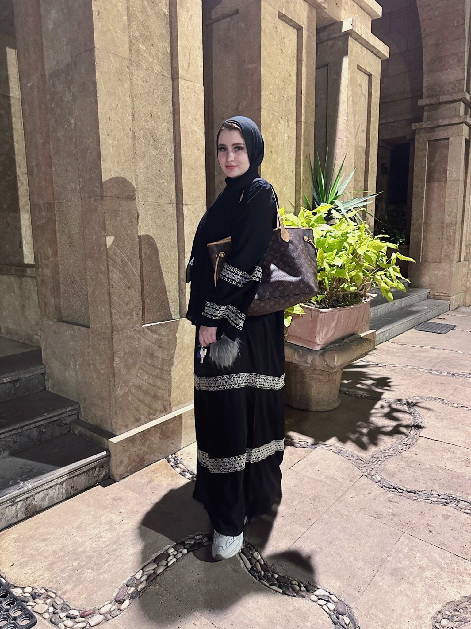Embroider closed abaya B&W