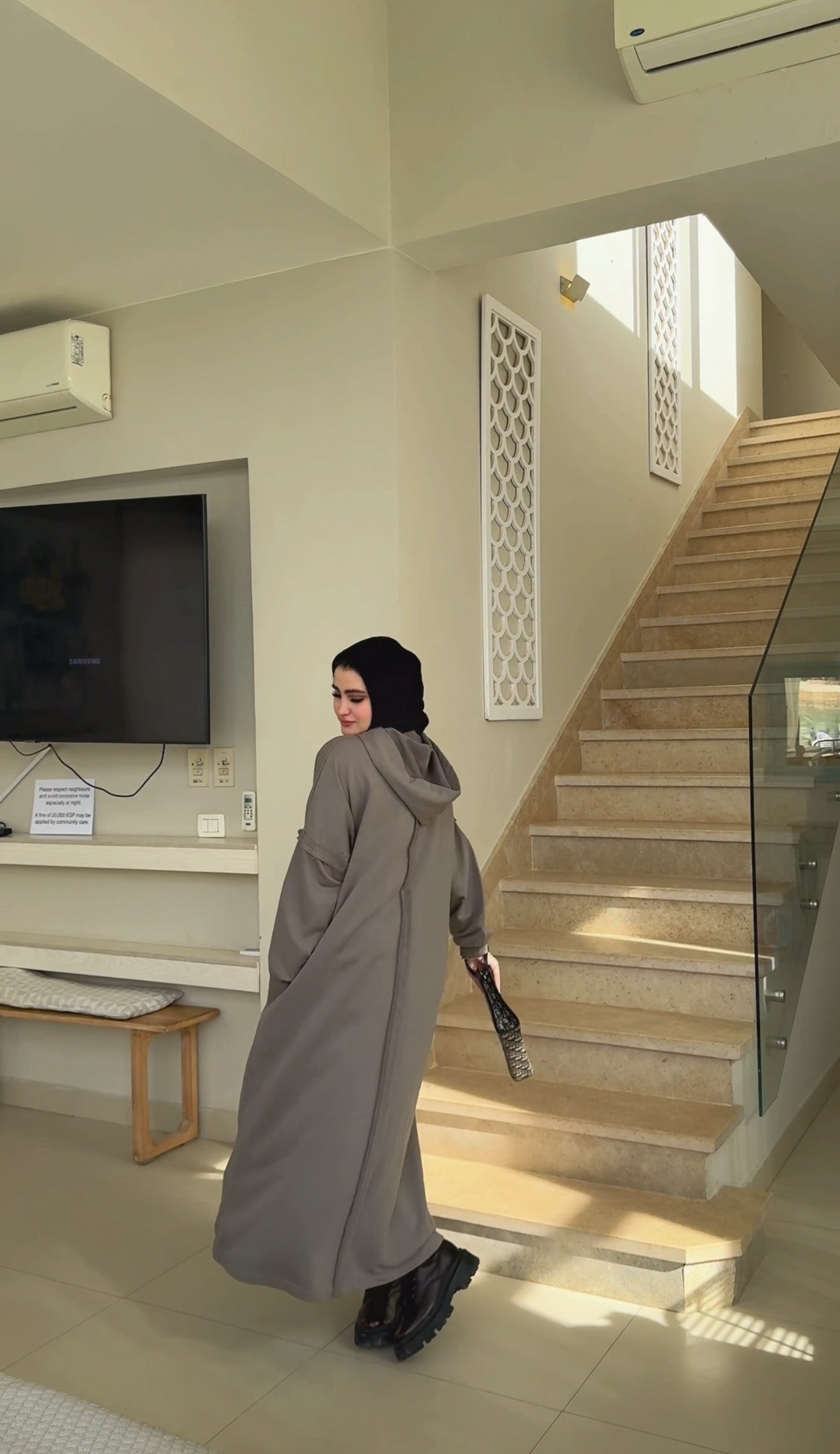 فستان هودي غير مكتمل