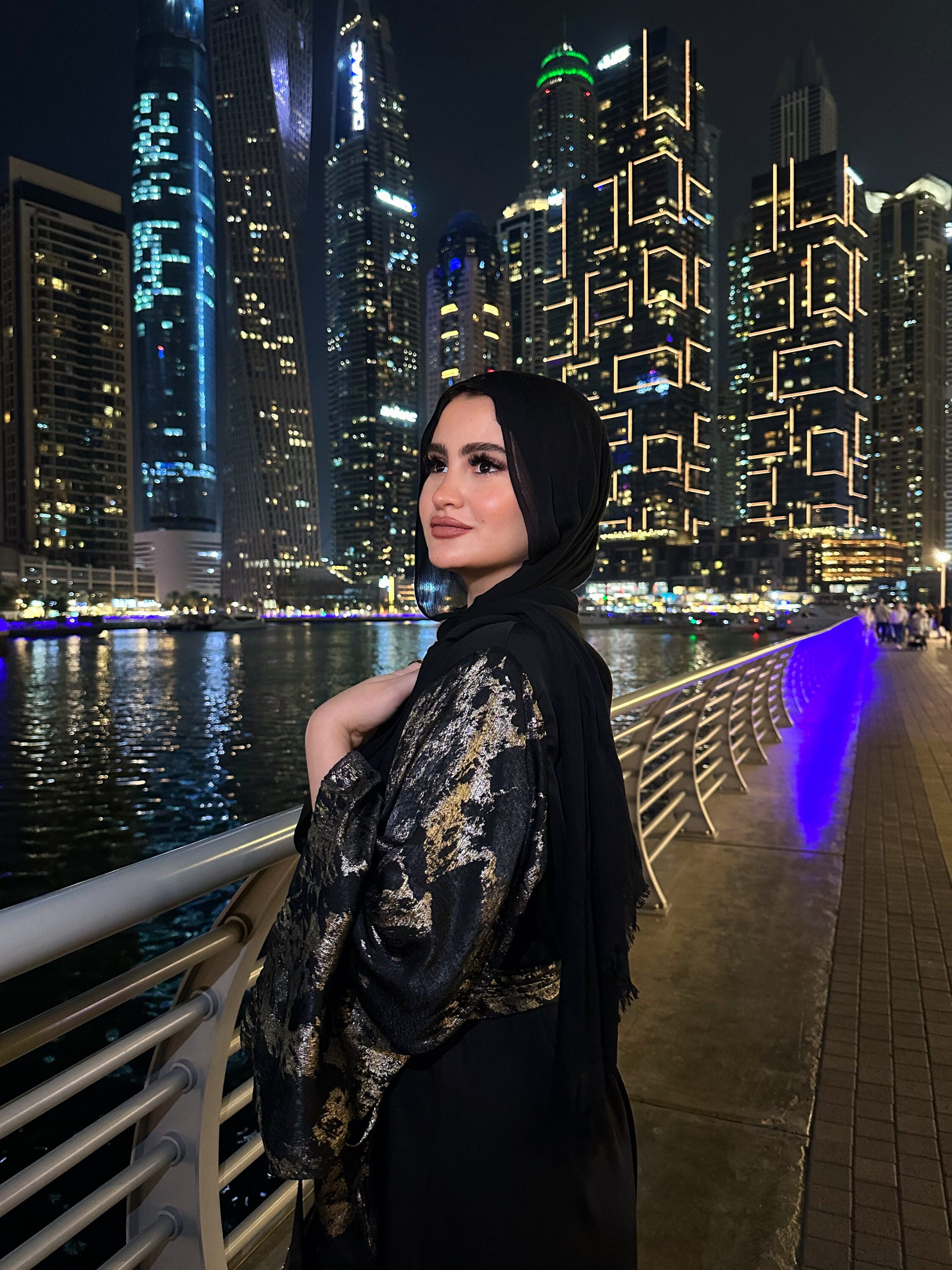 عباية بأكمام لامعة