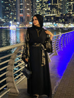 عباية بأكمام لامعة