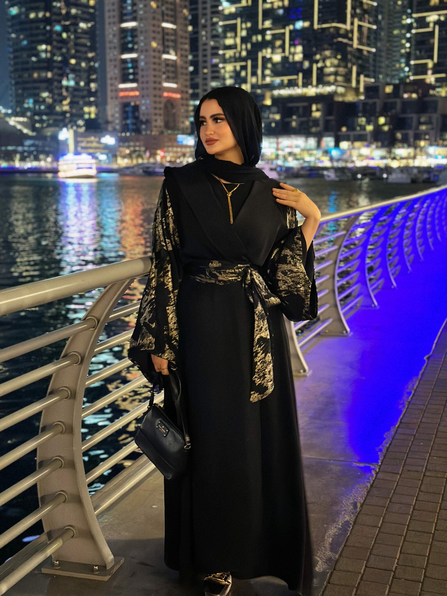 عباية بأكمام لامعة